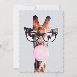 Giraffe met een bril die roze kauwgom blaast kaart
