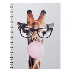 GIRAFFE MET GLAZEN DIE EEN PINKBUBBLEGUM BLOKKEN NOTITIEBOEK