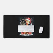 Giraffe met kerstmuts die overeenkomt met kerstpaj bureaumat (Keyboard & Muis)