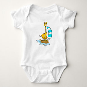 Giraffe met zeilboot romper