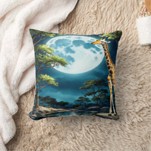 Giraffe onder volle maanlicht in een rustig landsc kussen