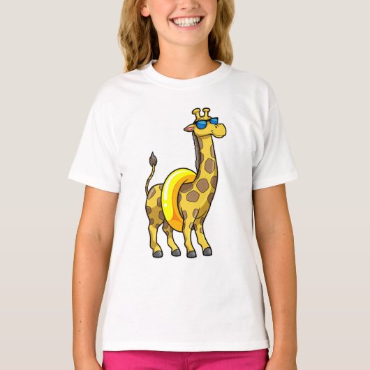 Giraffe op strand met draaiende ring en zonnebril t-shirt (Voorkant)
