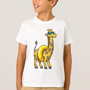 Giraffe op strand met draaiende ring en zonnebril t-shirt