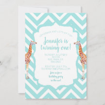 Giraffe op zigzag chevron.