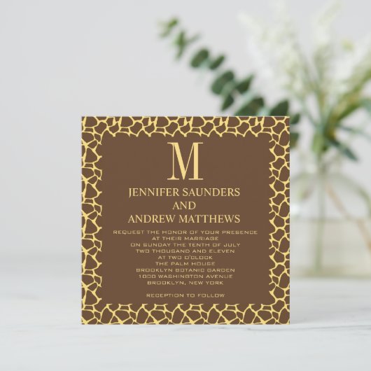 Giraffe Pattern Wedding Invitation met Monogram Kaart (Staand voorkant)