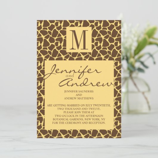 Giraffe Pattern Wedding Invitation met Monogram Kaart (Staand voorkant)