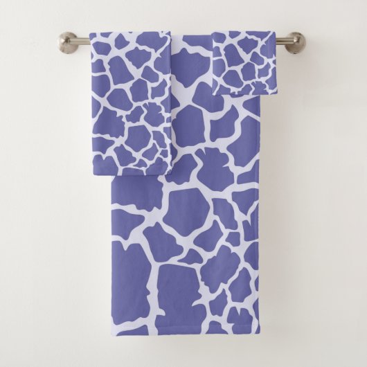 Giraffe Periwinkle Print Bad Handdoek (Insitu)