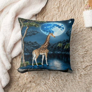 Giraffe staat bij River Under Moonlit Sky Kussen