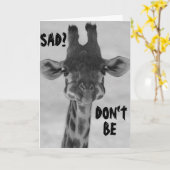 GIRAFFE ZEGT: "WEES NIET VERDRIETIG" VERJAARDAGEN  KAART (Gele Bloem)