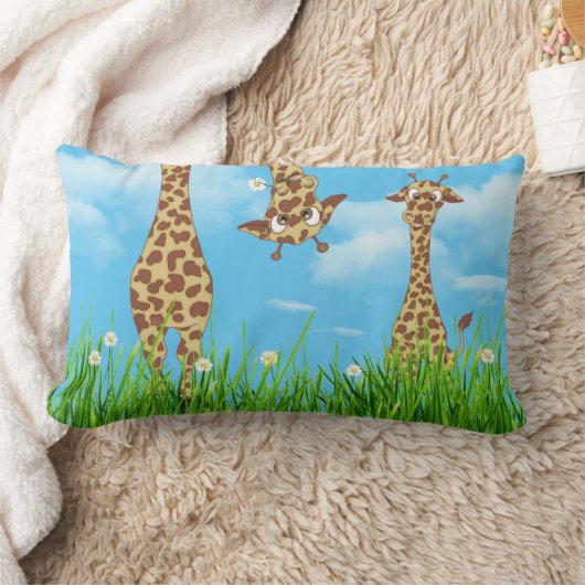 Giraffes en Herbe avec nuages Lumbar Coussin (Couverture)