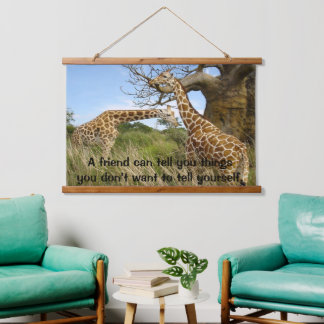 Giraffes in het veld door bomen hangend wandkleed