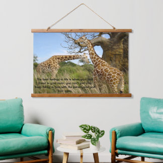 Giraffes in het veld door poster van bomen hangend wandkleed