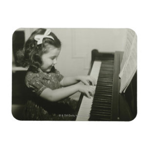 Girl Pplay Piano Magneet