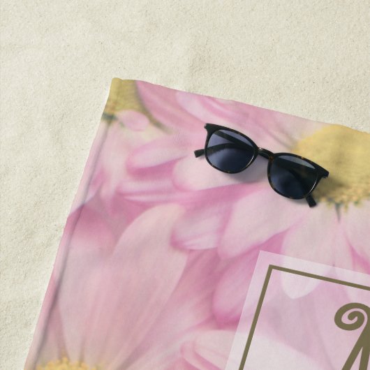 Girly Blush Roze Daisies Custom Monogram Strandlaken (In situ)