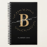 Girly Elegant Noir Nom Monogramme Planner<br><div class="desc">Fille, moderne, tendance, élégant, noir et or monogramme nom initial script personnalisé monogrammed 2024 ou n'importe quel planificateur d'année. Doté d'une initiale monogramme et d'un script de nom de girly dans une police de caractères de calligraphie lettrée et d'un cadre de cercle pointillé autour de votre nom. Un cadeau féminin...</div>