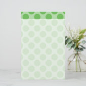 Girly Fun Cute Green Polka Dots Pattern on Green Briefpapier (Staand voorkant)