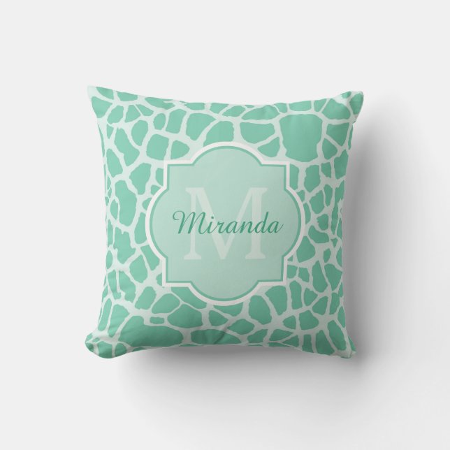 Girly Mint Green Giraffe Print Monogram en naam Kussen (Voorkant)
