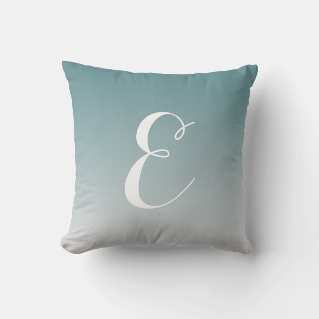 Girly Modern Blauwgroen Ombre Custom Monogram Kussen (Voorkant)