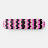 girly patroon zigzag fuchsia heet roze chevron skateboard (Horizontaal)