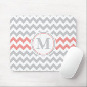 Girly Pink Gray Chevron Pattern met Monogram Muismat (Met muis)