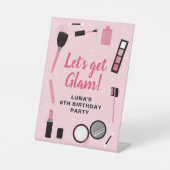Girly Pink Makeup Glamor Birthday Reclamebord Met Voetstuk (Voorkant)