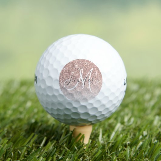 Girly Roos Gold Glitter Sparkle Monogram Naam Golfballen (Insitu Shirt)