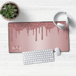 Girly Rose Gold Sparkle Glitter Drips monogram<br><div class="desc">Parties scintillant Rose or Fille gouttes Monogram Souse Pad Desk Mat avec nos gouttes de fausse parties scintillant tendance en or rose/rose. Veuillez nous contacter à cedarandstring@gmail.com si vous avez besoin d'aide pour la conception ou les produits correspondants.</div>