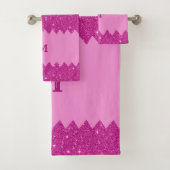 Girly roze glitter zigzag, monogram bad handdoek (Insitu)
