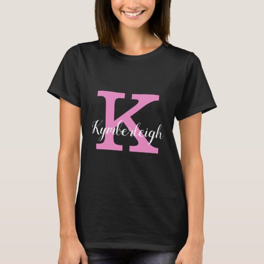 Girly Roze Monogram en Wit Script Naam Donker T-shirt (Voorkant)