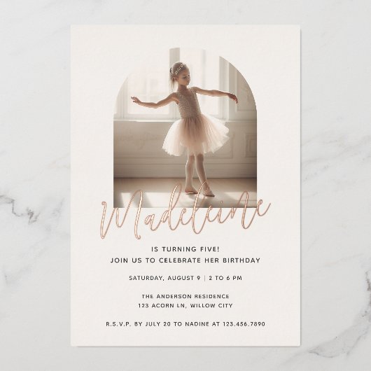 Girly Schattige Pastel Arch Foto Gouden Verjaardag Folie Uitnodiging (Voorkant)