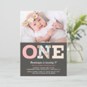 Girly Shabby Chic First Birthday Photo Invitation (Debout devant)