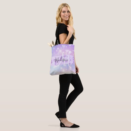 Girly Sparkly Unicorn Rainbow Hearts Monogram Draagtas (Op model)