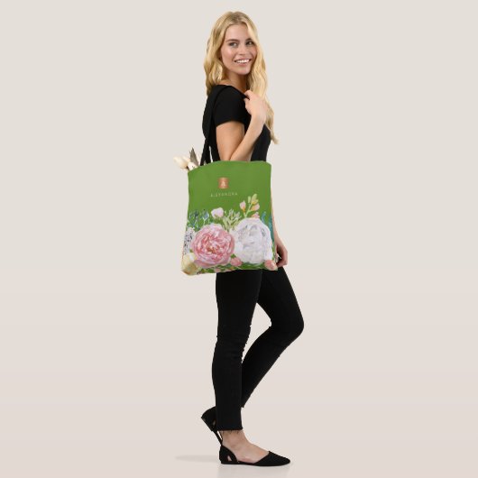 Girly trendy waterverf bloemen monogram groen draagtas (Op model)