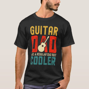 Gitaar papa als een gewone maar cooler Retro papa  T-shirt