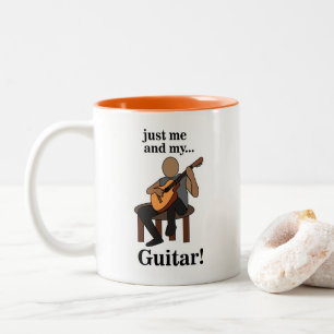 Gitarist die gitaar speelt  tweekleurige koffiemok
