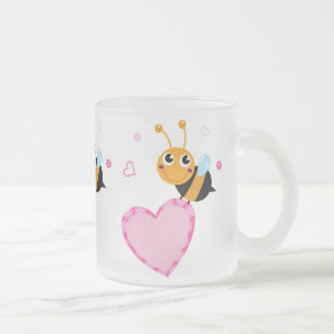 Givré Abeille de miel tenant la tasse rose en verre de