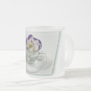 Givré Fleur violette blanche dans une tasse