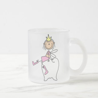 Givré La fée de dent s'assied sur une tasse de dent