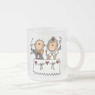Givré Un pain grillé dans la tasse de jeunes mariés