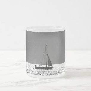 Givré Voilier sur la mer scintillante sur une tasse en v