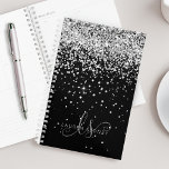 Glam Black Silver Parties scintillant Nom du monog<br><div class="desc">Glam Black Silver Parties scintillant Élégant Monogram Planner Personnalisez facilement ce design chic et branché de planneur avec une élégante parties scintillant brillante argentée sur un arrière - plan noir. Le design comprend votre monogramme manuscrit avec de jolis tourbillons et nom.</div>