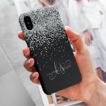 Glam Black Silver Parties scintillant Nom du monog<br><div class="desc">Coque iphone Monogramme élégant de Parties scintillant en argent noir glam. Personnalisez facilement ce design branché de boîtier de téléphone chic avec une élégante parties scintillant brillante argentée sur un arrière - plan noir. Le design comprend votre monogramme manuscrit avec de jolis tourbillons et nom.</div>