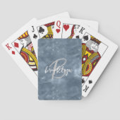Glam Dusty Blue Stardust Swirl Script Monogram Pokerkaarten (Achterkant)