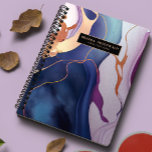 Glam Liquid Marbre Bleu Purple Or monogramme<br><div class="desc">Un trait brillant et abstrait de pinceau dans les tons or,  rose,  tons bleu,  purpe et or rose. Elégant,  tendance,  personnalisé nom planificateur annuel. Personnalisez avec deux lignes de texte personnalisé.</div>