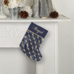 Glam Navy Blue Gold Reindeer Motif Personnalisé<br><div class="desc">Avec son motif de silhouettes de rennes d'or qui sautent sur un arrière - plan bleu marine en imitation feuille, cette réserve de Noël fera un élégant ajout à votre décor de vacances. Personnalisez-le avec un nom ou un autre texte en calligraphie de couleur or sur un bloc de couleur...</div>