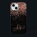 Glam Rose Gold Parties scintillant Élégant Monogra<br><div class="desc">Glam Rose Gold Parties scintillant coque iphone monogramme élégant. Personnalisez facilement ce design branché de boîtier de téléphone chic avec une élégante parties scintillant brillante d'or rose sur un arrière - plan noir. Le design comprend votre monogramme manuscrit avec de jolis tourbillons et nom.</div>