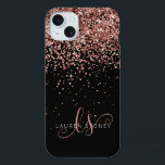 Glam Rose Gold Parties scintillant Élégant Monogra<br><div class="desc">Glam Rose Gold Parties scintillant coque iphone monogramme élégant. Personnalisez facilement ce design branché de boîtier de téléphone chic avec une élégante parties scintillant brillante d'or rose sur un arrière - plan noir. Le design comprend votre monogramme manuscrit avec de jolis tourbillons et nom.</div>