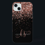 Glam Rose Gold Parties scintillant Élégant Monogra<br><div class="desc">Glam Rose Gold Parties scintillant coque iphone monogramme élégant. Personnalisez facilement ce design branché de boîtier de téléphone chic avec une élégante parties scintillant brillante d'or rose sur un arrière - plan noir. Le design comprend votre monogramme manuscrit avec de jolis tourbillons et nom.</div>