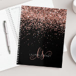 Glam Rose Gold Parties scintillant Élégant Monogra<br><div class="desc">Glam Rose Gold Parties scintillant Élégant Monogram Planner Personnalisez facilement ce design chic et branché de planneur avec élégante parties scintillant rose or scintillante sur un arrière - plan noir. Le design comprend votre monogramme manuscrit avec de jolis tourbillons et nom.</div>