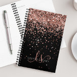 Glam Rose Gold Parties scintillant Élégant Monogra<br><div class="desc">Glam Rose Gold Parties scintillant Élégant Monogram Planner Personnalisez facilement ce design chic et branché de planneur avec élégante parties scintillant rose or scintillante sur un arrière - plan noir. Le design comprend votre monogramme manuscrit avec de jolis tourbillons et nom.</div>